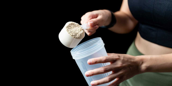 Whey protein: tipologie, come assumerle, falsi miti