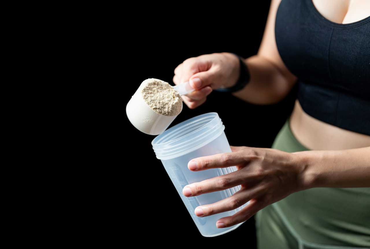 Whey protein: tipologie, come assumerle, falsi miti